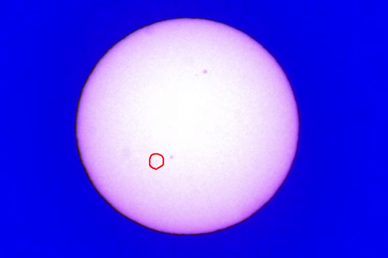 Photographing The ISS With A Thrift Store Lens Is Challenging